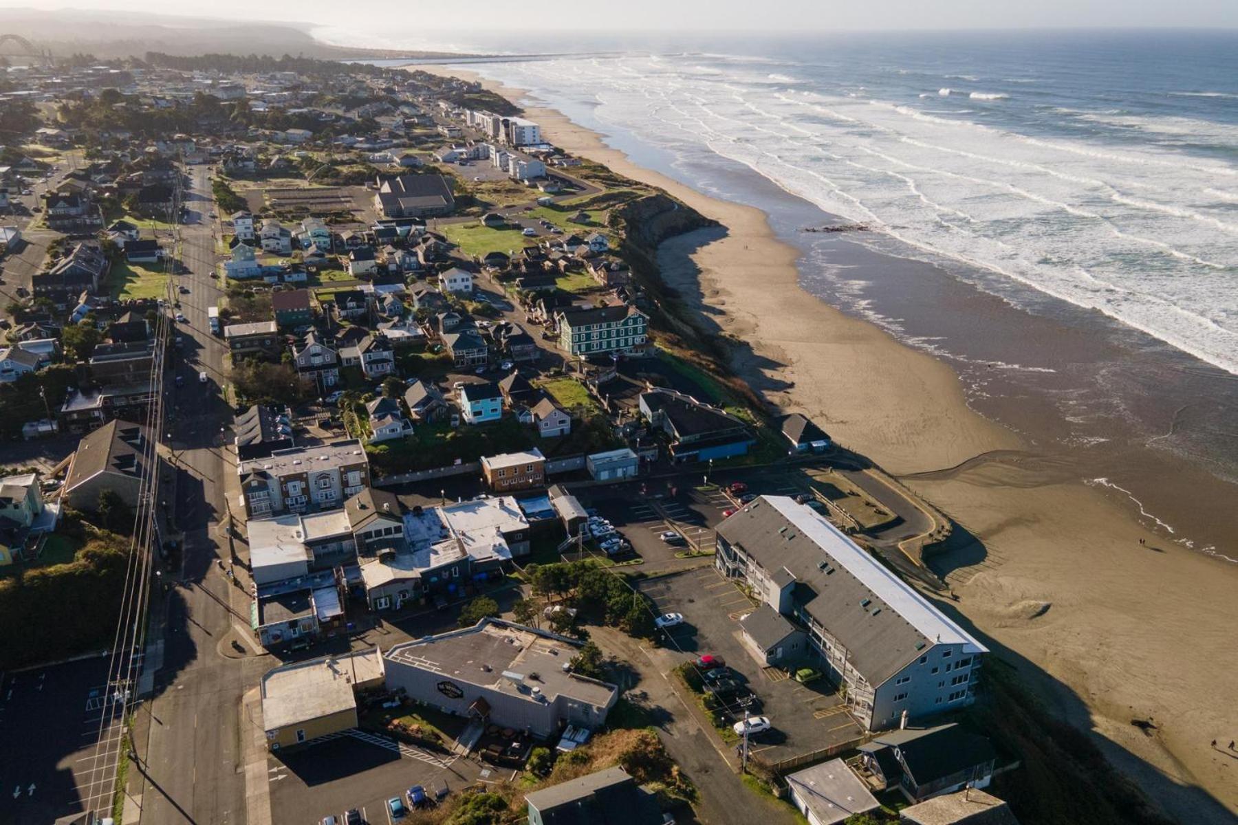 On The Beach Newport Bagian luar foto