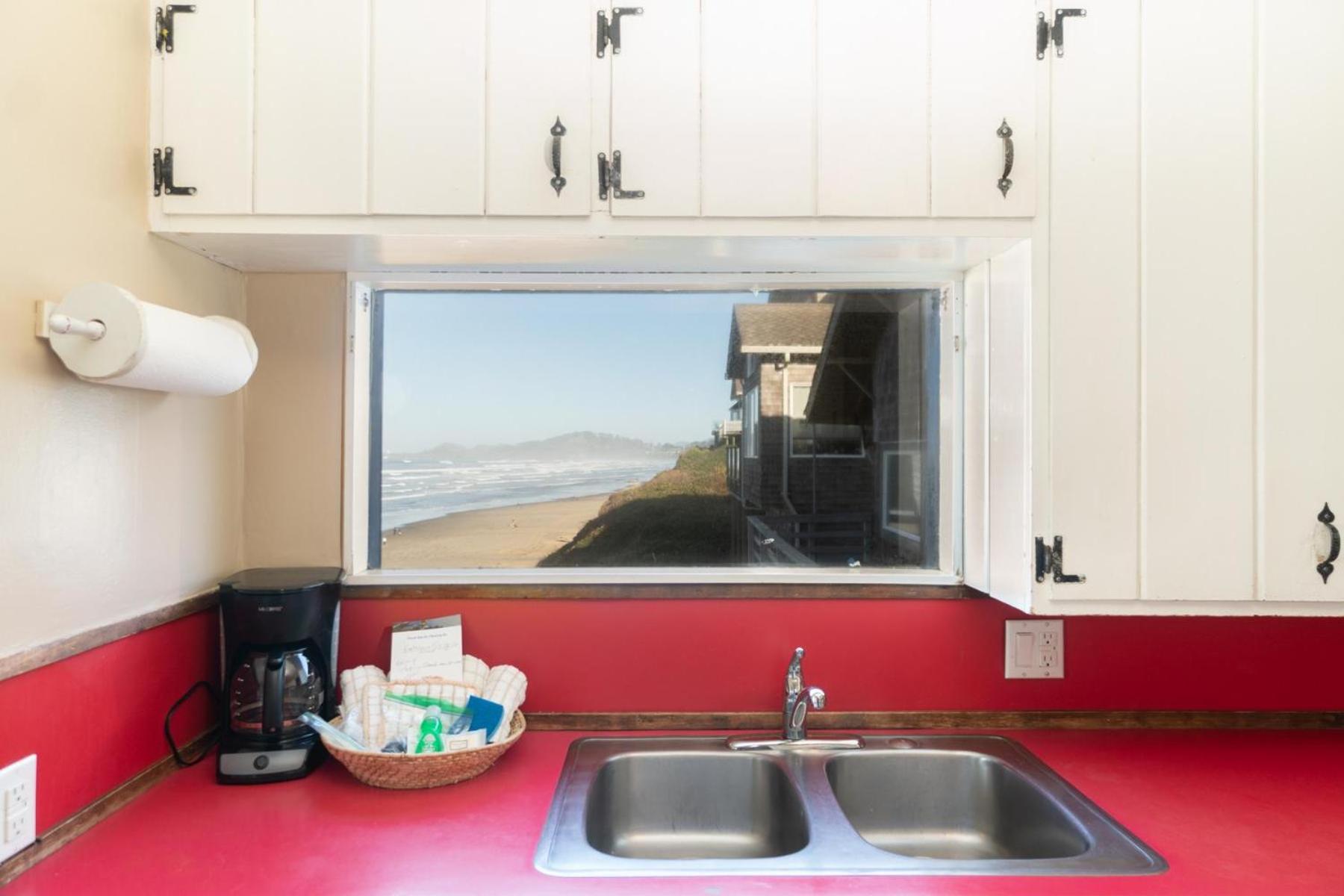 On The Beach Newport Bagian luar foto