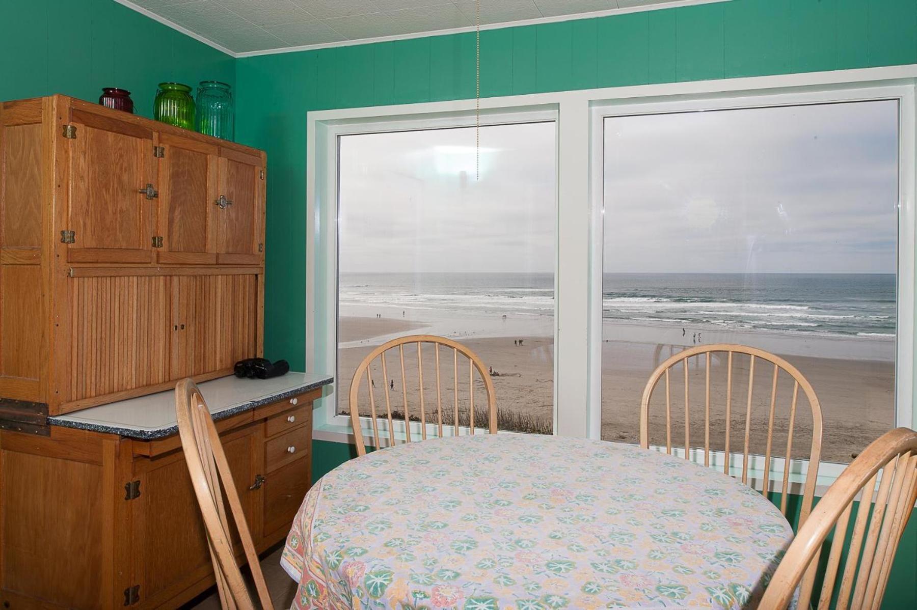 On The Beach Newport Bagian luar foto
