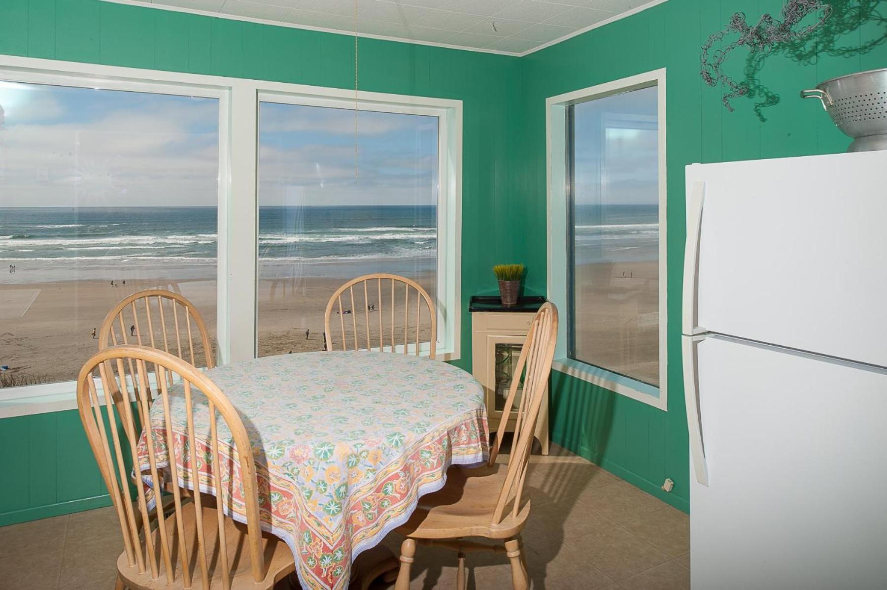 On The Beach Newport Bagian luar foto